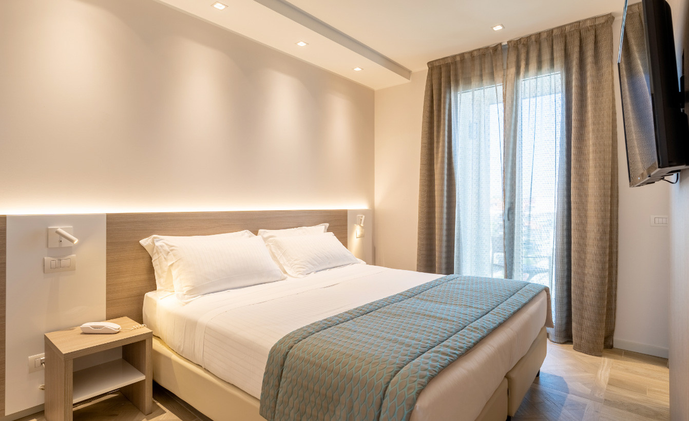 media.Camere-DeLexu-Living-1-Hotel-Savini-Igea-Marina