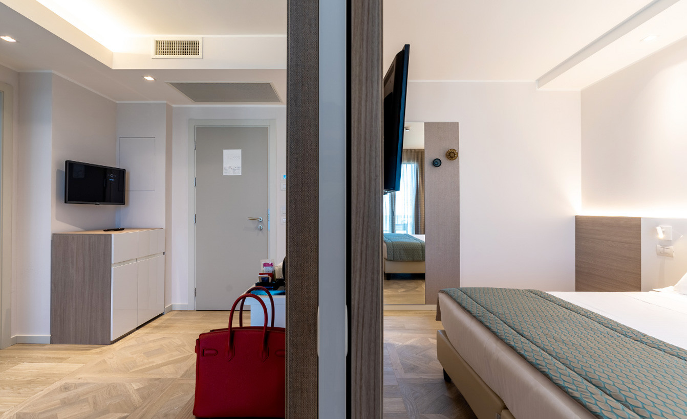 media.Camere-DeLexu-Living-4-Hotel-Savini-Igea-Marina