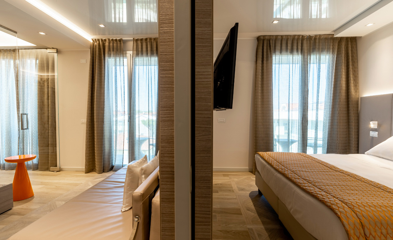 media.Camere-DeLexu-Living-5-Hotel-Savini-Igea-Marina