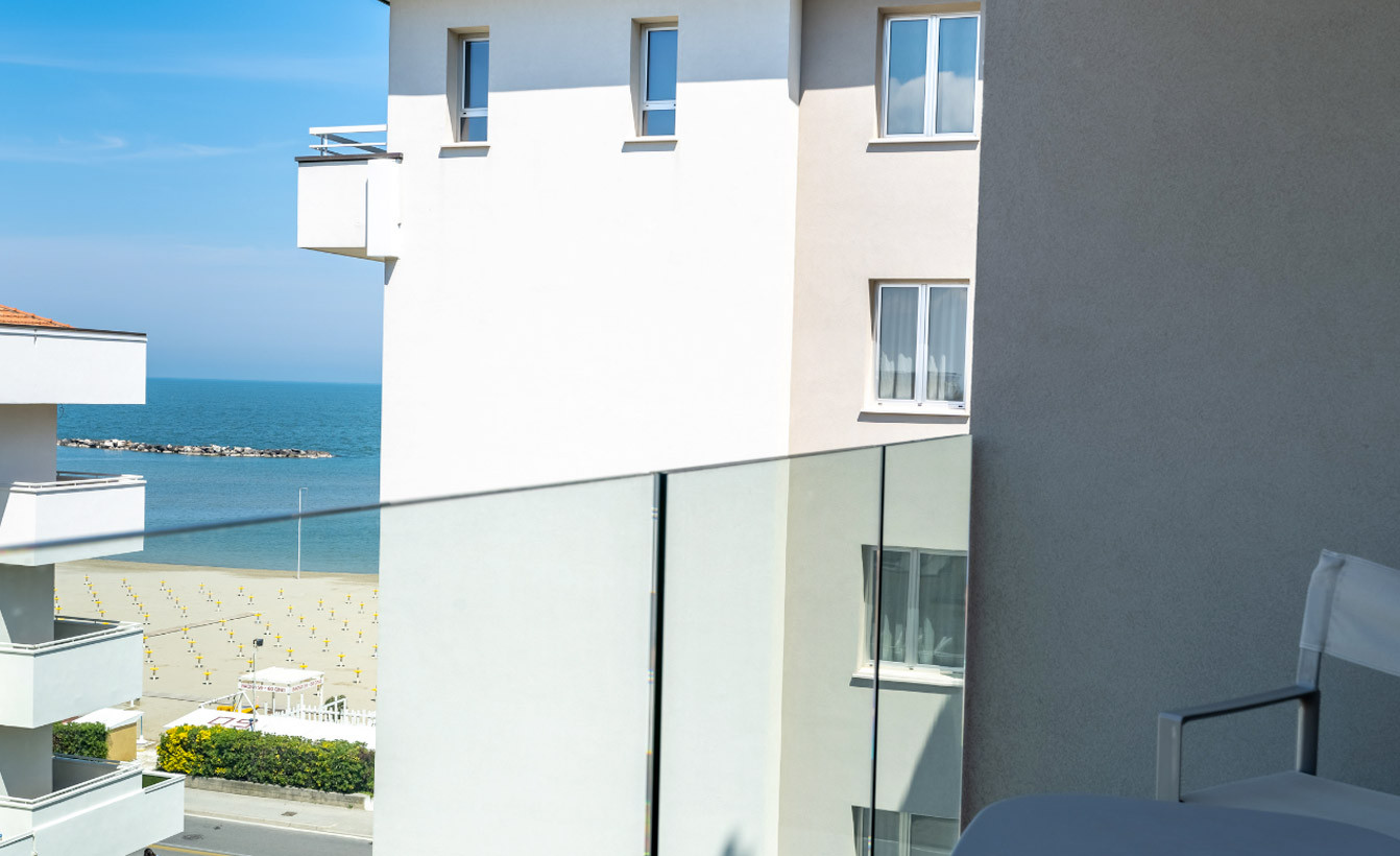 media.Camere-DeLexu-Living-8-Hotel-Savini-Igea-Marina