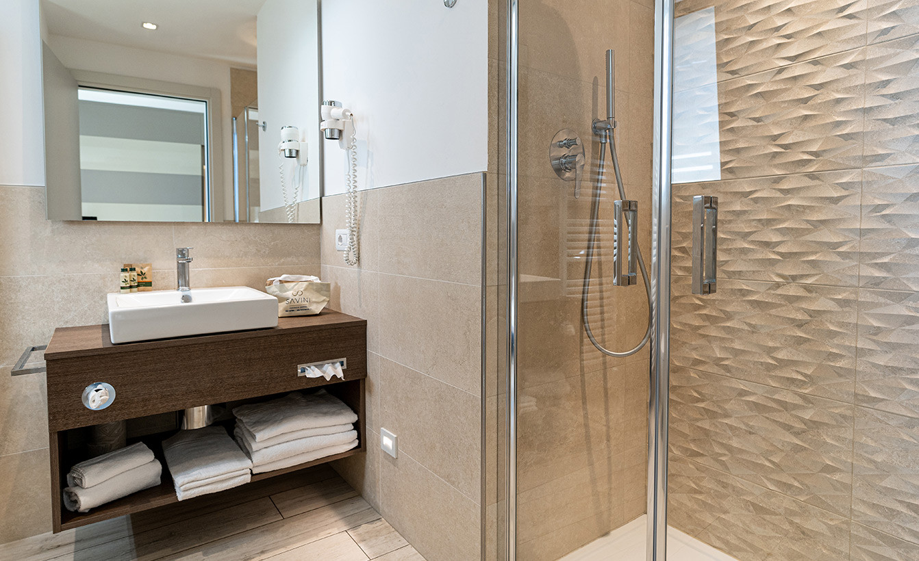 media.camere-delexu-family-6-1-hotel-savini-igea-marina