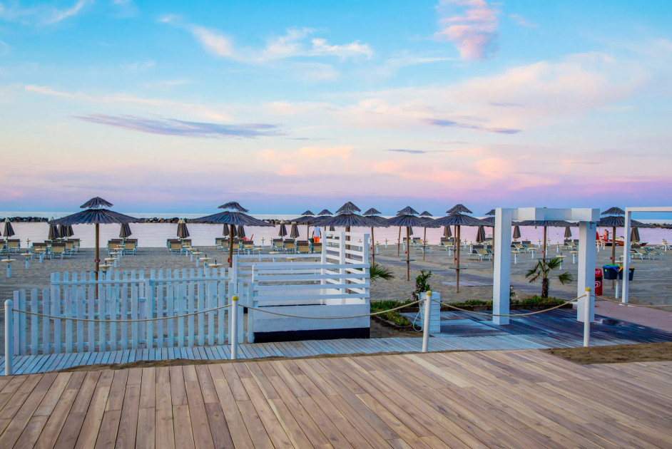 media.Slide-Spiaggia-1-Hotel-Savini-Igea-Marina