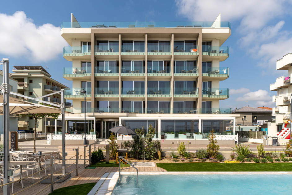 media.hotel-con-piscina-a-igea-marina 1