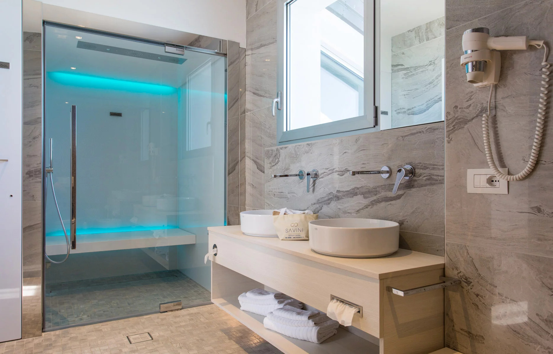 media.Slide-Suite-Infinity-2-Hotel-Savini-Igea-Marina